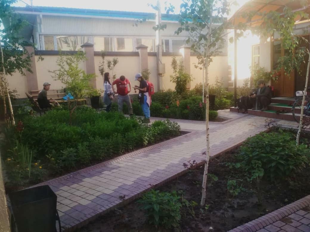 Medi Guest House Osh Bagian luar foto