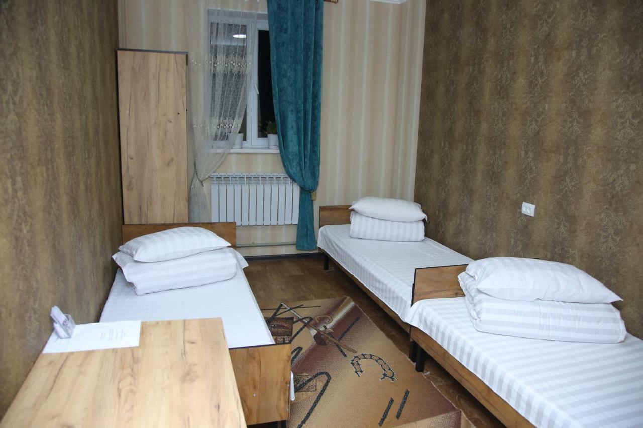 Medi Guest House Osh Bagian luar foto