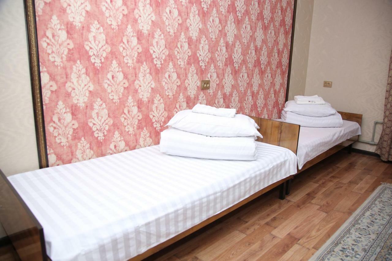 Medi Guest House Osh Bagian luar foto