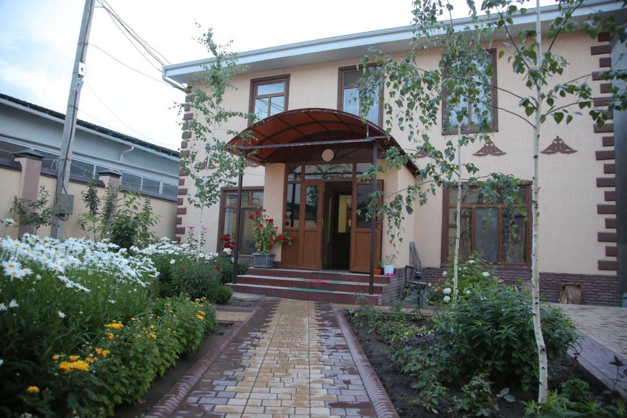 Medi Guest House Osh Bagian luar foto