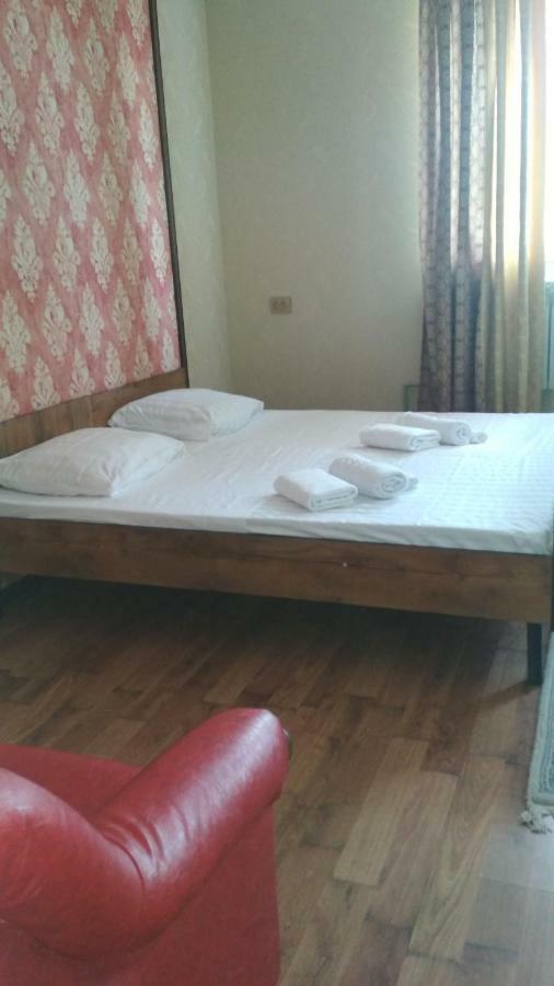 Medi Guest House Osh Bagian luar foto