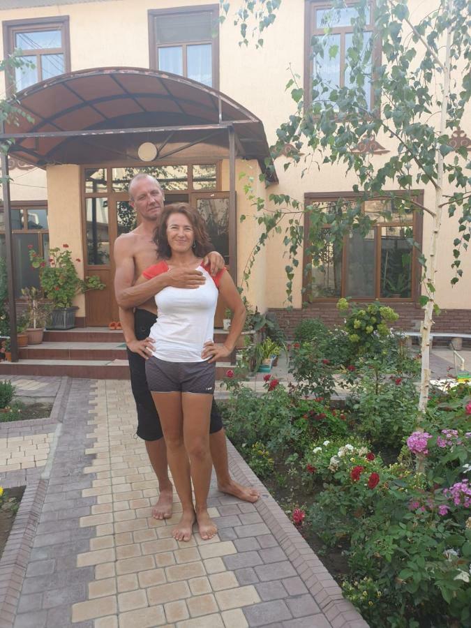 Medi Guest House Osh Bagian luar foto